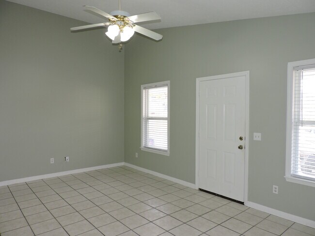 Foto del edificio - 5931 Pinetree Ave