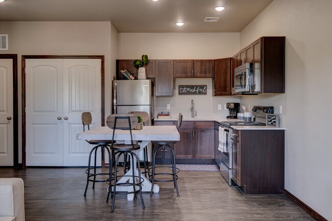 Building Photo - 400 E Elk St