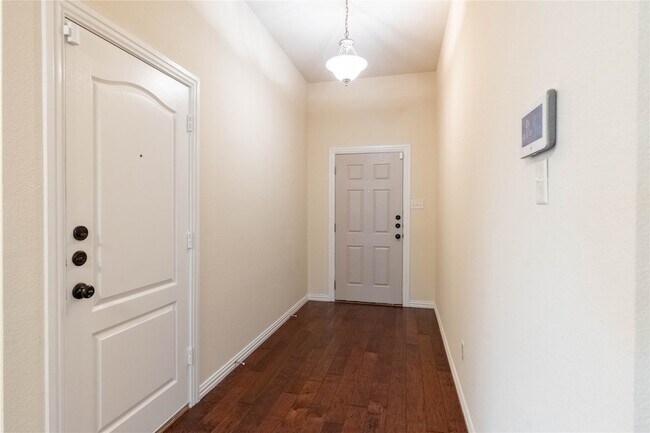 Building Photo - 2105 Sumac Dr