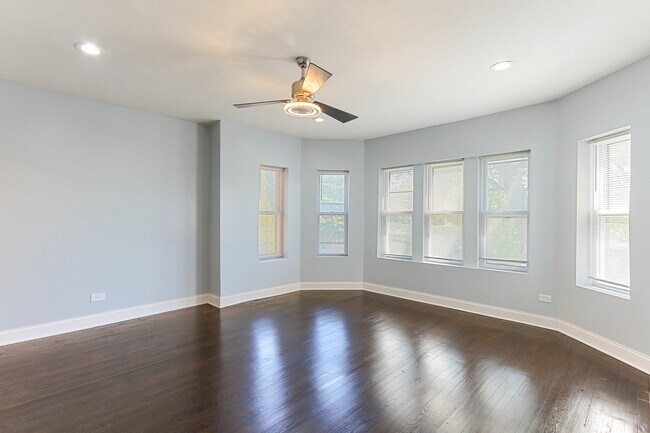 Building Photo - 7710 S Ridgeland Ave
