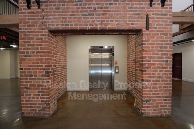 Building Photo - 815 Porter St
