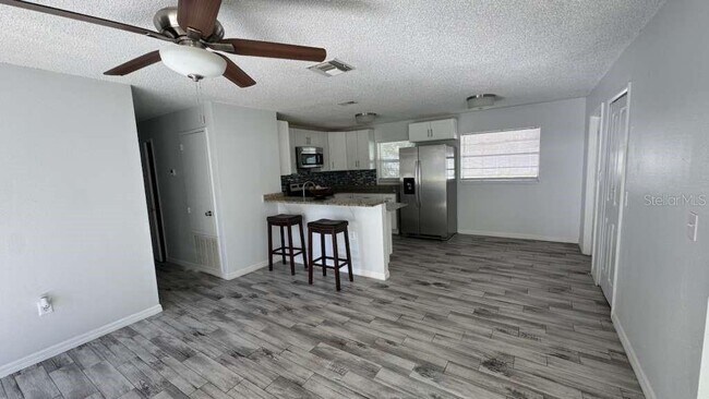Building Photo - 545 Oak Dr