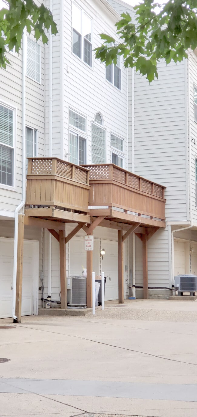 Spacious 2-car garage and deck - 6037 Riddle Walk