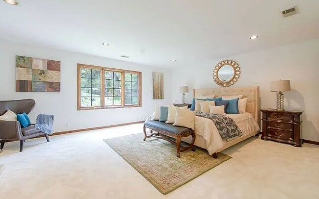 Building Photo - 2225 Summit Dr