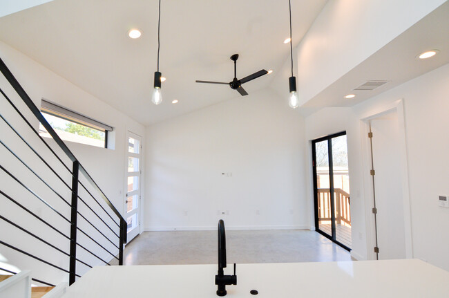Building Photo - 1111 Lawson Ln