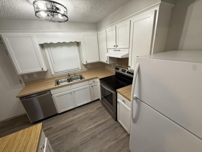 Building Photo - 104 Peace St