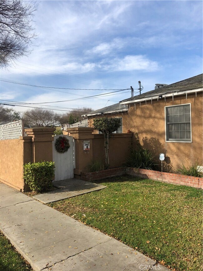 Foto del edificio - 17039 Crenshaw Blvd