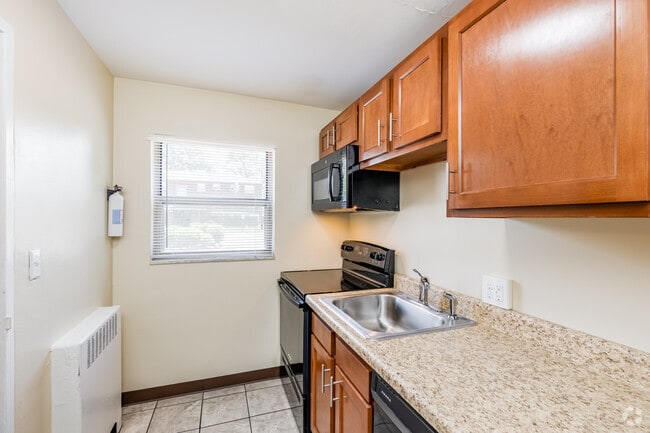 2BR, 1BA - 800SF - Kitchen - Cloverleaf Towers