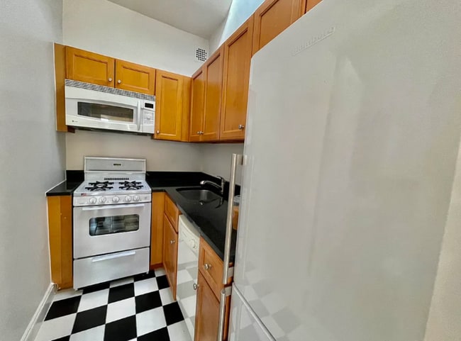 Building Photo - 22 W 68th St