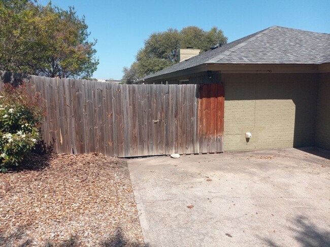 Building Photo - 5003 Ledgestone Dr