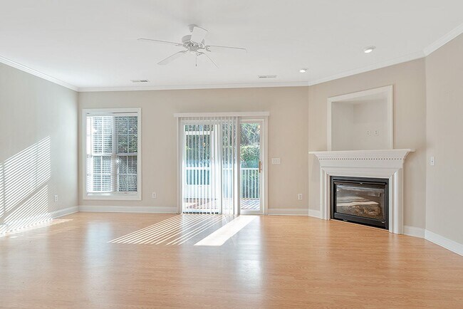 Building Photo - 3 Bed, 2.5 Bath Townhome in the heart of D...