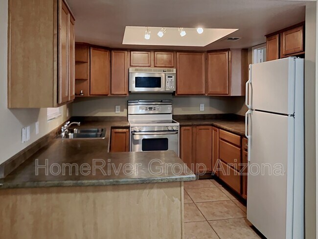 Building Photo - 925 S Longmore