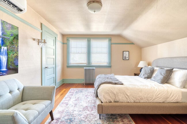 Building Photo - 2034 NE Flanders St