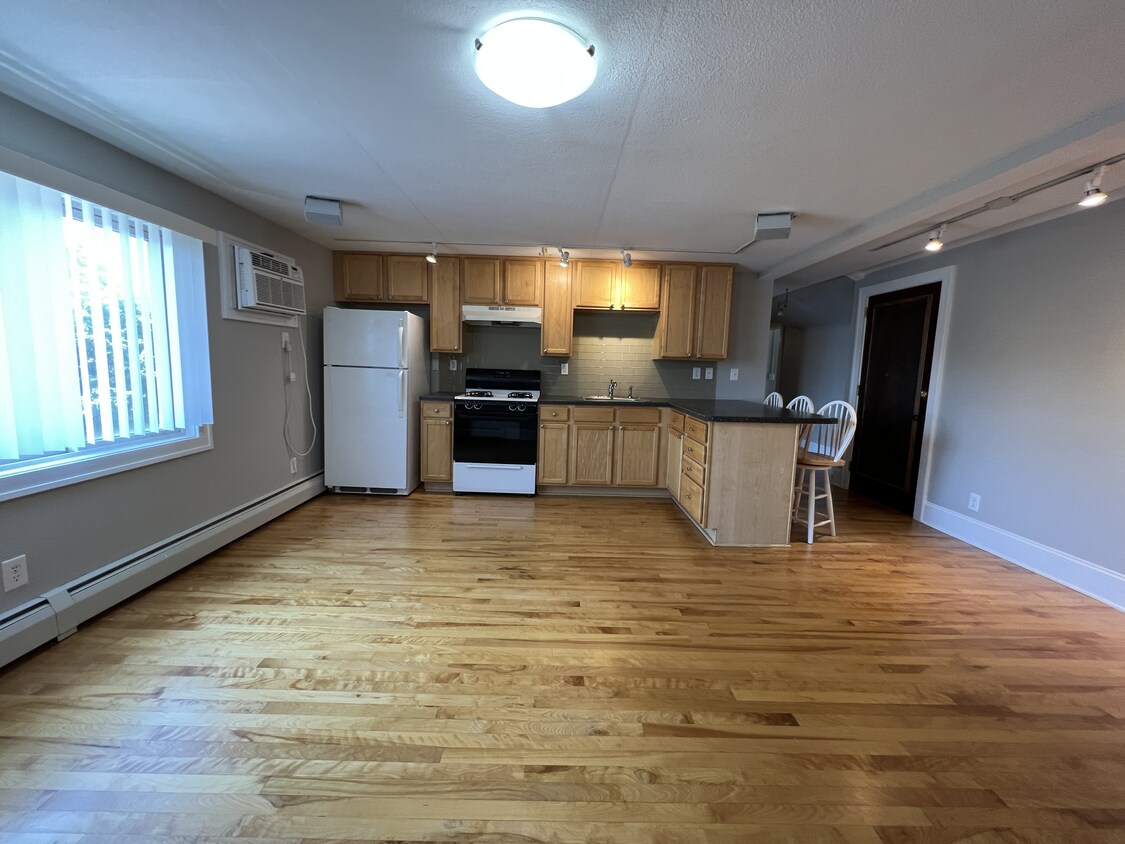 Kitchen - 3757 Harriet Ave