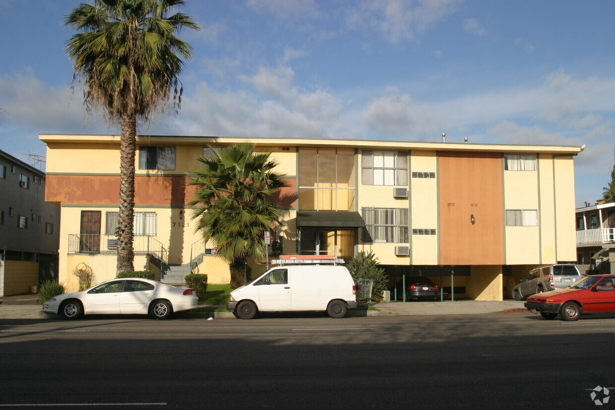 Foto del edificio - 7121 Woodman Ave