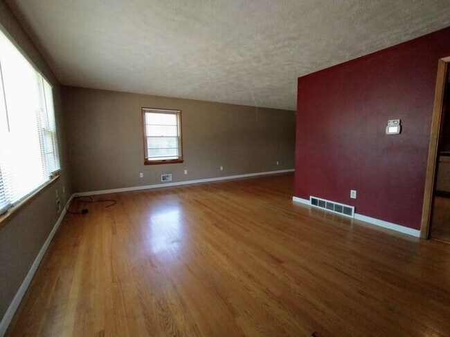 Building Photo - 3 bedrooms and 1.5 bathrooms, 2 car garage...