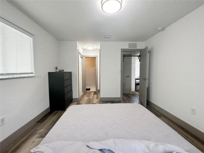 Building Photo - 3 bedroom in Hollywood FL 33024