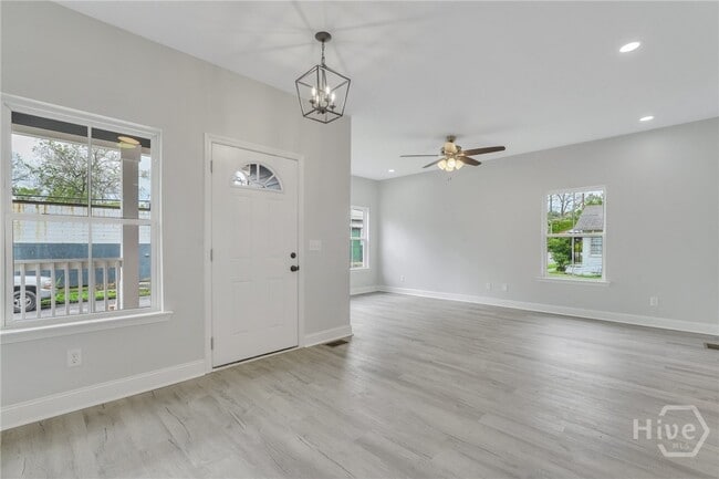 Building Photo - 1112 E Waldburg St