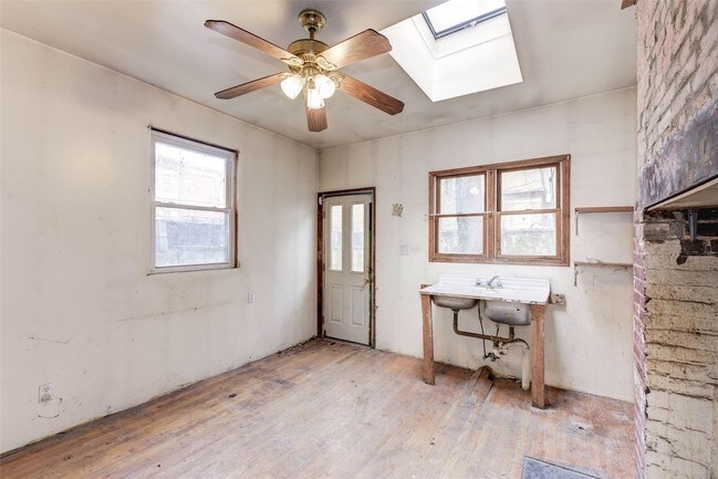 Interior Photo - 139 E 150th St