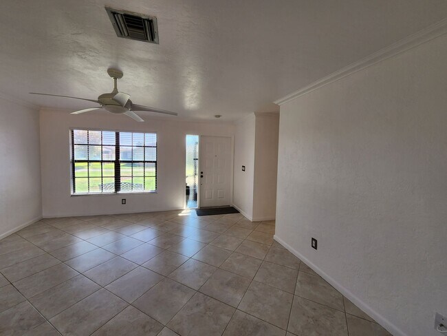 Foto del edificio - MOVE IN SPECIAL 33% OFF FIRST MONTH RENT! ...