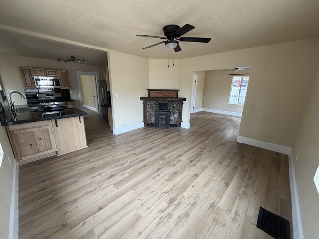 Building Photo - 703 Country Club Dr