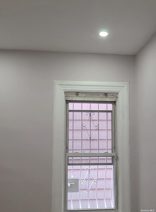 Foto del edificio - 2069 Crotona Ave