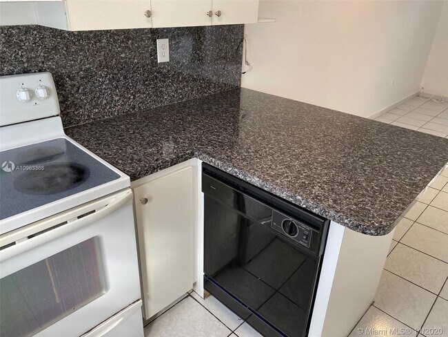 Foto del edificio - 6640 SW 12th St
