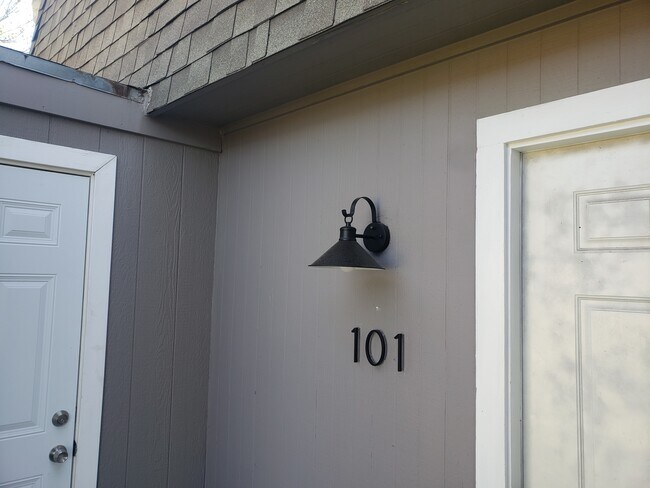 Building Photo - 2405 Mission Hill Dr