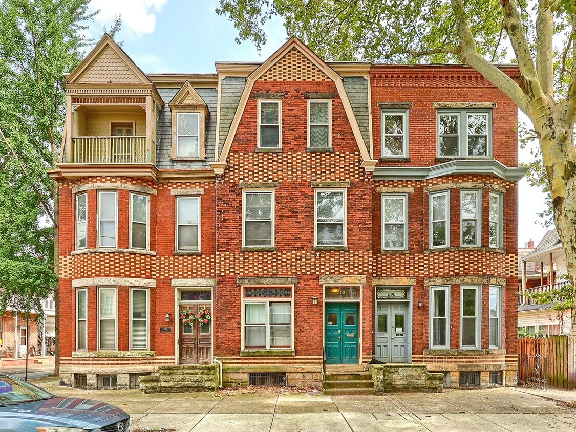 Primary Photo - 203 Hamilton St