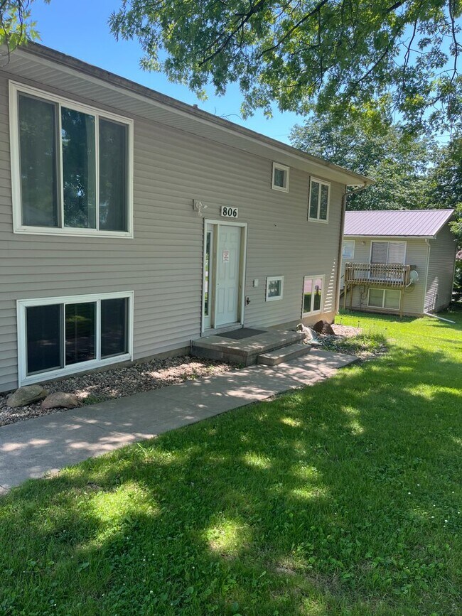 Building Photo - Two Bedroom 1 Bathroom Condo