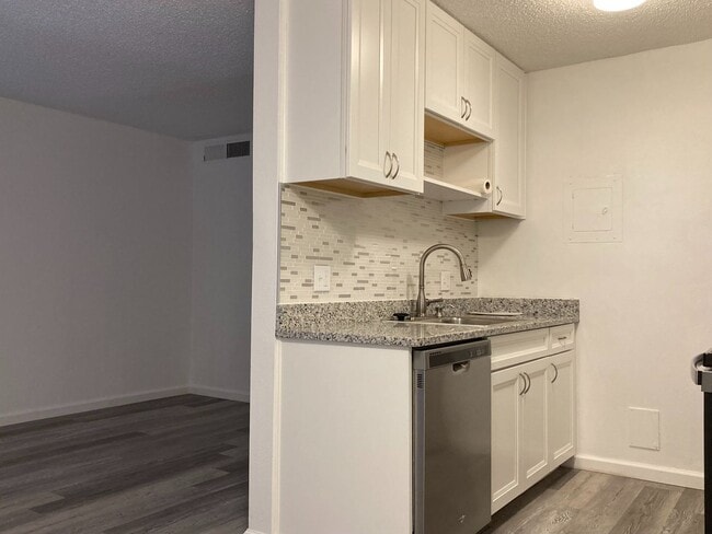 Photo - Recently Renovated 1BR! Lovely Kitchen, Bathroom! (Madison) House