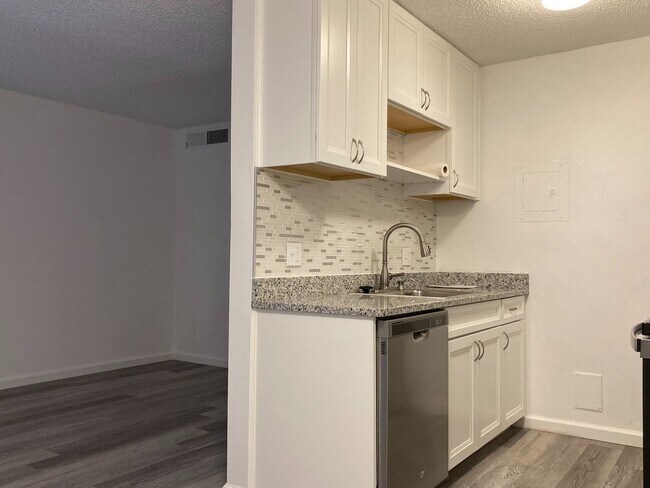 Foto del edificio - Recently Renovated 1BR! Lovely Kitchen, Ba...