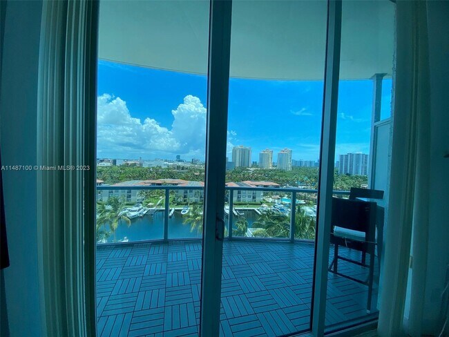 Foto del edificio - 3029 NE 188th St
