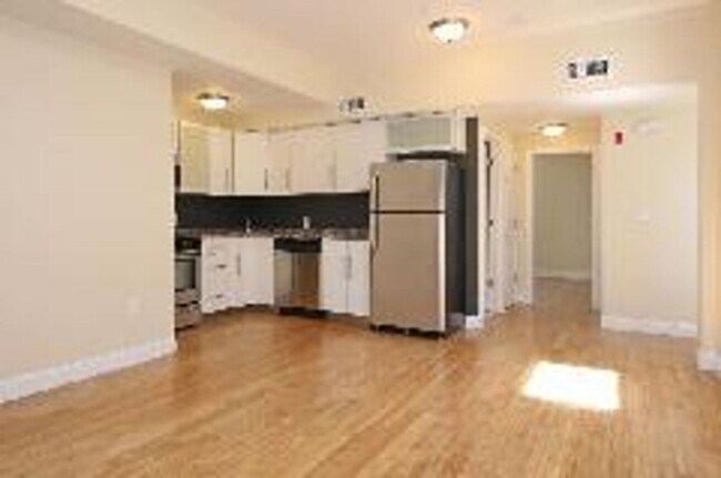 Foto del edificio - Spacious, Updated Apartment In East Boston!