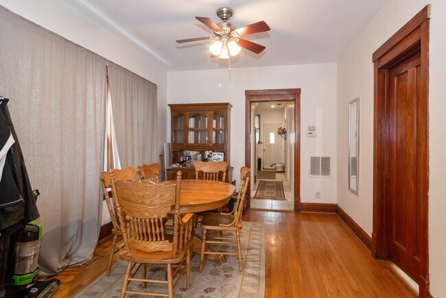 Foto del edificio - 2436 W Diversey Ave