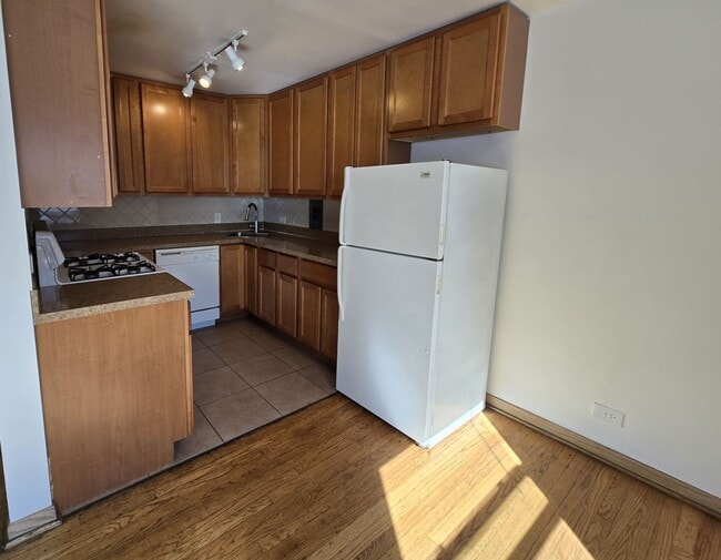 Building Photo - 4114 N Kedvale Ave