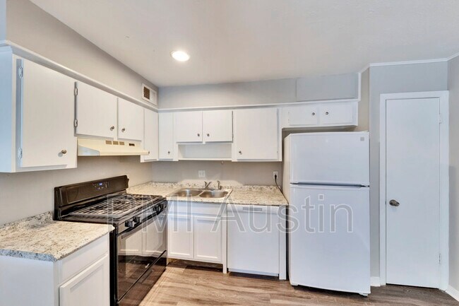 Building Photo - 2800 Skyway Cir