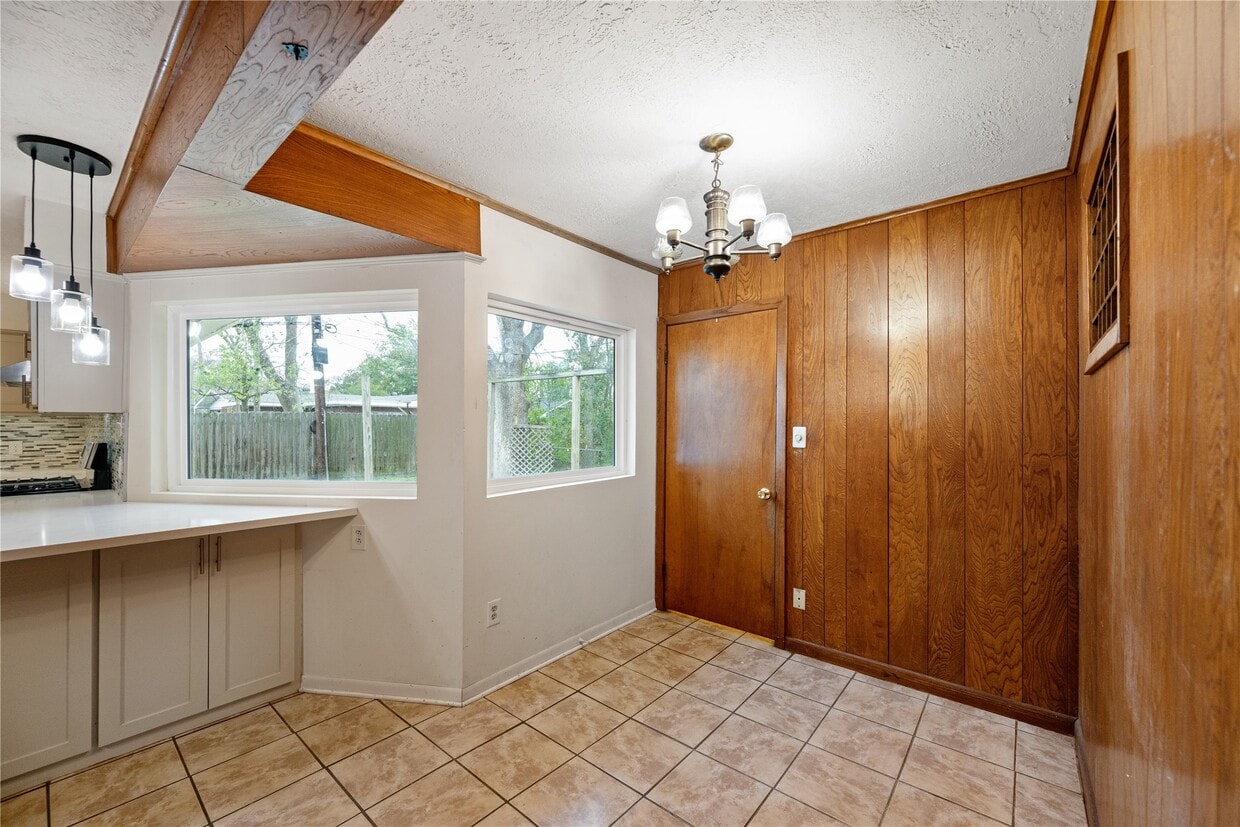 Building Photo - 8110 Bob White Dr