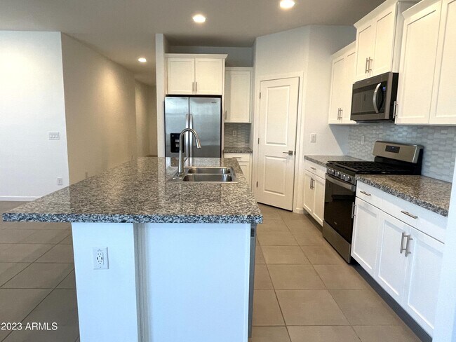 Foto del edificio - 6832 W Trumbull Rd
