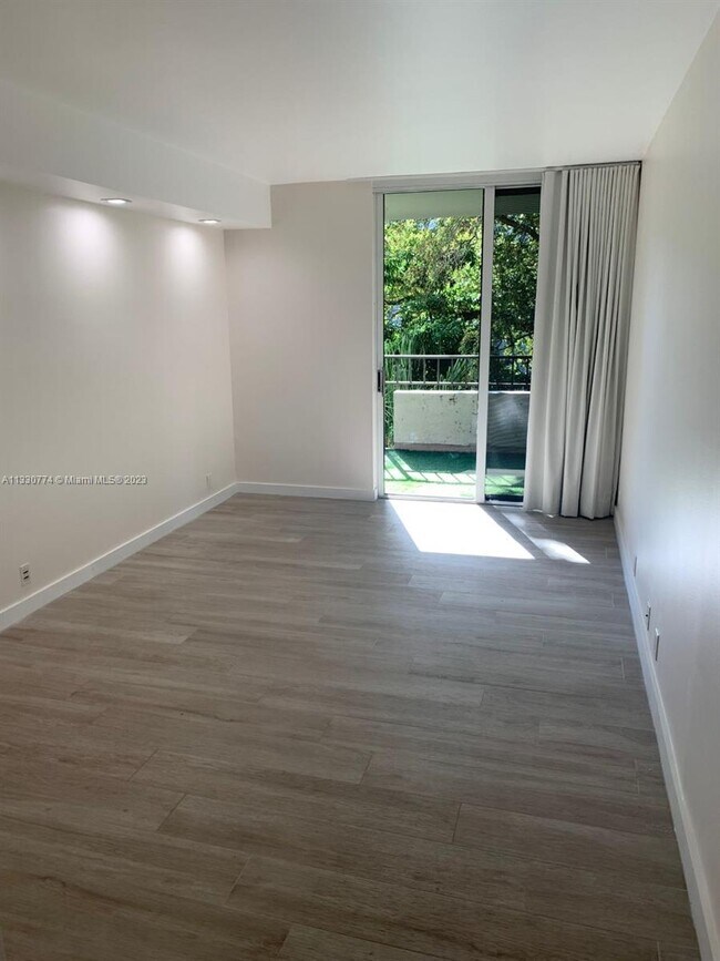 Building Photo - 121 Crandon Blvd