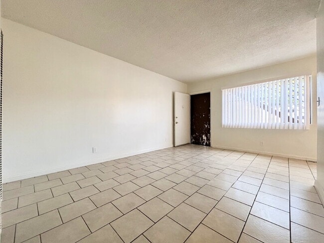 Building Photo - 1017 W 95th St