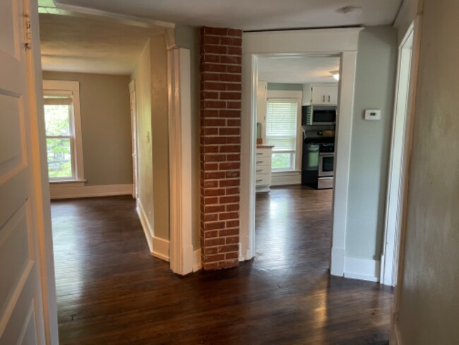 Building Photo - 517 S Stuart Rd