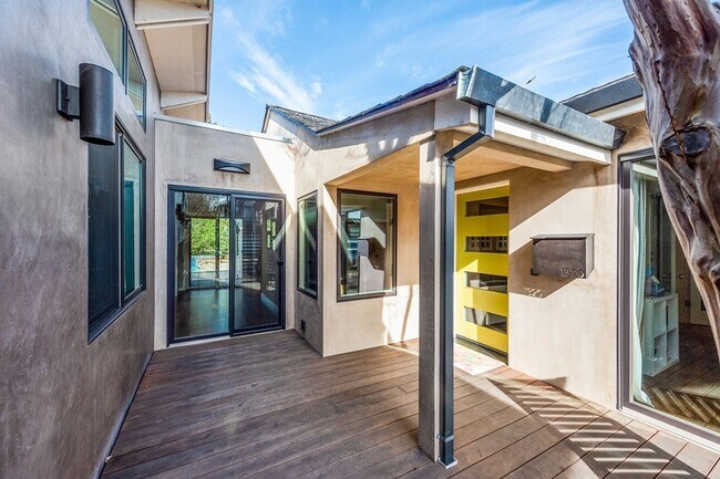 Building Photo - Contemporary