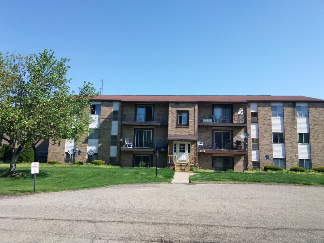 5981 Margie Cir SW Unit 304, Navarre, OH 44662 Condo for Rent in