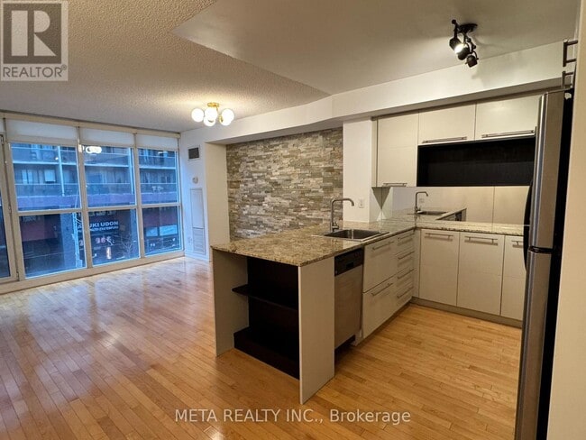 Building Photo - 25 Carlton St.