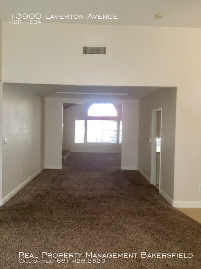 Foto del edificio - 13900 Laverton Avenue