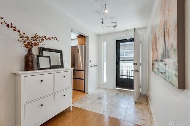 Foto del edificio - Modern Updated large Bellevue 2bd 2bath Condo!