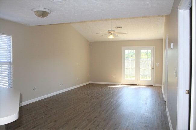 Building Photo - 622 Belle Court