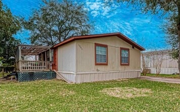 Building Photo - 1201 Pampas Ln