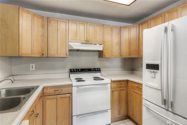 Cabinets & appliances (Range will be replaced with newer model) - 14140 SE 17th Pl